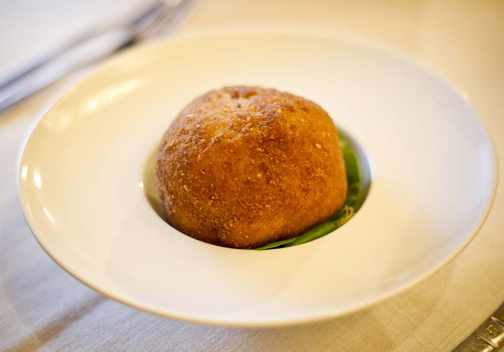 Een van de bekendste Siciliaanse snacks, de arancina