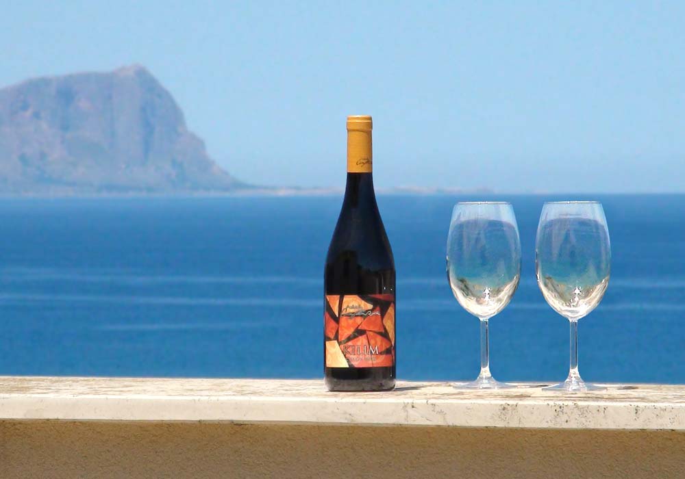 Sicilian wine on the terrace of Appartamento Mitilo in Balestrate