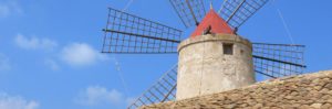 Een molen bij de zoutpannen van Marsala