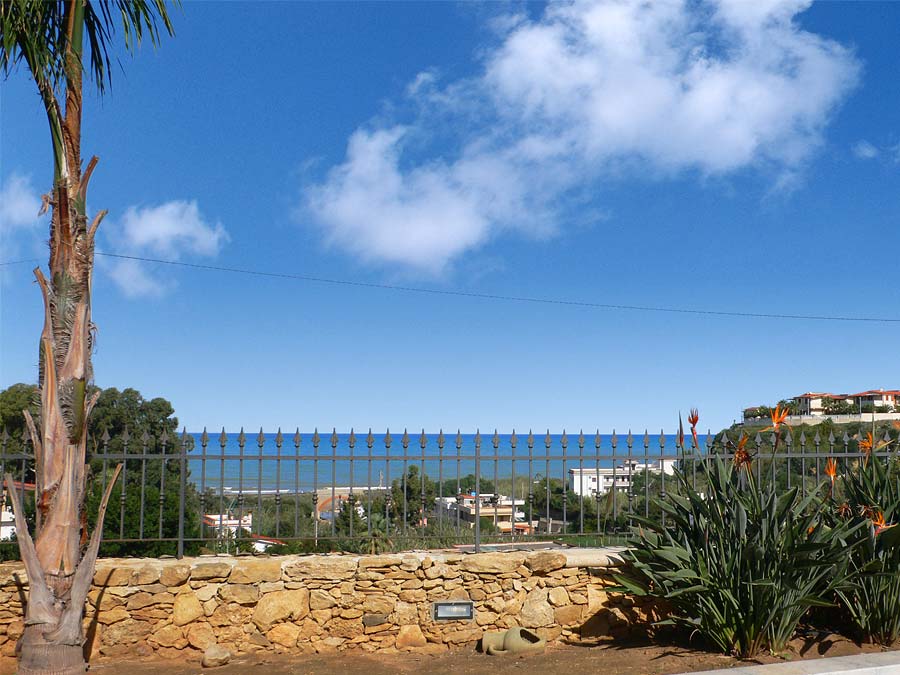 Het uitzicht op zee vanaf vakantiewoning Villa Donnola in het kustplaastsje Balestrate
