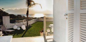 De veranda en de tuin van Villa Stidda ri mari